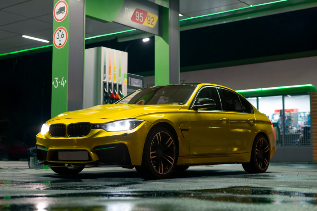 voiture-jaune-station-service