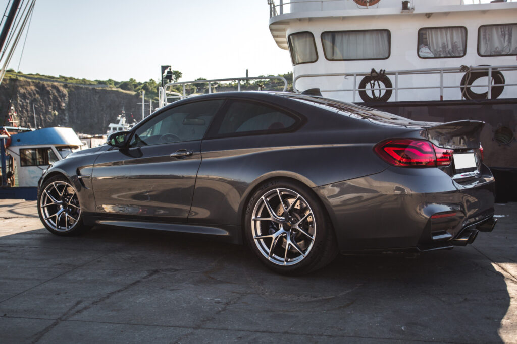 DÉTAILS DU FICHIER JOINT voiture-sport-luxe-argentee-dans-port